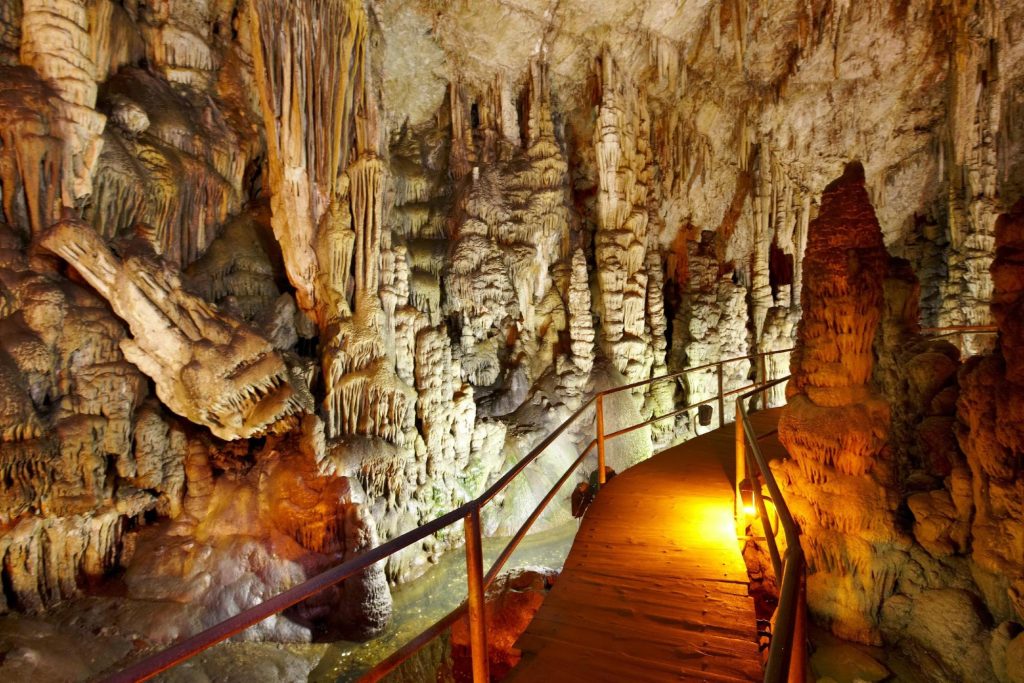 鍾乳洞になっているディクテオン洞窟