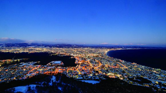 光り輝く冬の函館山の夜景と白銀の八甲田山樹氷 ３日間