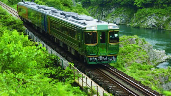 2つの「ものがたり列車」で四国・海と山の絶景へ 4日間