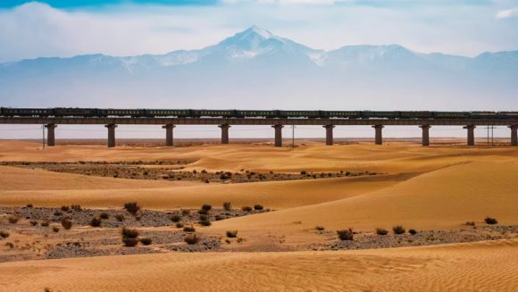 タクラマカン砂漠大周遊 悠久のシルクロード列車旅 １５日間