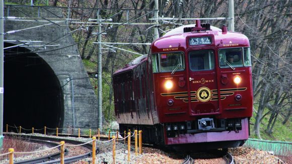 ２つの人気観光列車で出会う海と山の絶景 ３日間