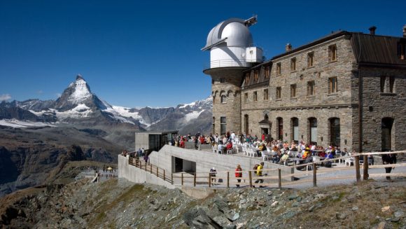 スイス三大名峰・三大特急・山岳ホテルに連泊 のんびりハイキング９日間