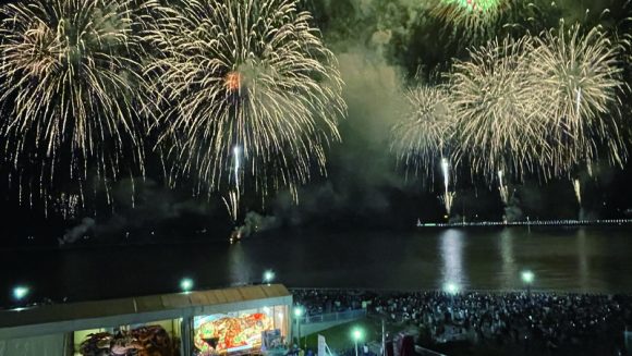 ねぶた師に訊く 青森ねぶた海上運行と花火大会を室内特等席から愉しむ ３日間